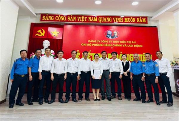 Chi bộ Phòng Hành chính và Lao động tổ chức Lễ kết nạp đảng viên mới cho quần chúng ưu tú