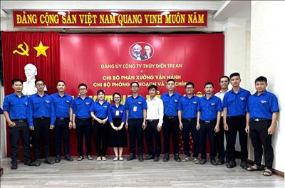 Đảng ủy Công ty Thủy điện Trị An tổ chức kết nạp đảng viên cho đoàn viên ưu tú